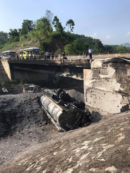 Xe bồn chở dầu bốc cháy dữ dội trên cao tốc Nội Bài-Lào Cai: Cục CSGT nói gì?