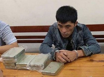 Bắt đối tượng người Lào vận chuyển 10 bánh heroin và 1kg ma túy đá