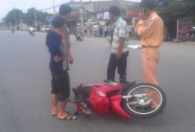 Hà Nội: Xế hộp rú ga bỏ chạy sau khi gây tai nạn