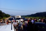 Dân chặn đường cao tốc Nội Bài - Lào Cai đòi tiền nhà thầu