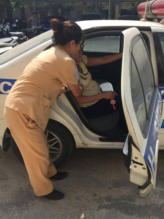 Cảnh sát giao thông dùng ô tô đưa bà bầu... đi đẻ