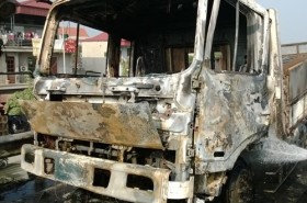 Hà Nội: Xe tải bốc cháy dữ dội