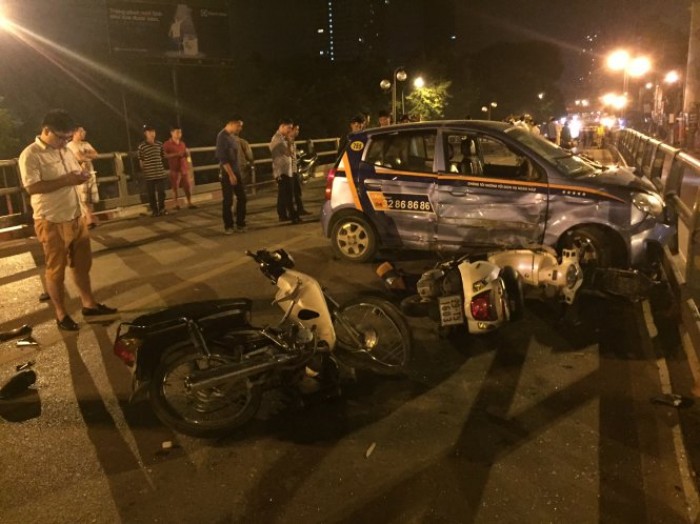 Khởi tố vụ taxi gây tai nạn liên hoàn trên cầu vượt