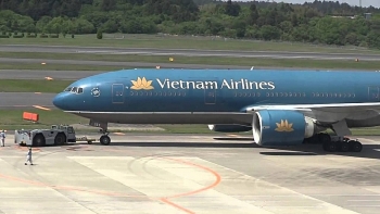 Máy bay của Vietnam Airlines hạ cánh khẩn cấp cứu 2 hành khách