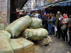 Thu giữ 6 tấn quần áo "vô chủ" tại chợ Đồng Xuân
