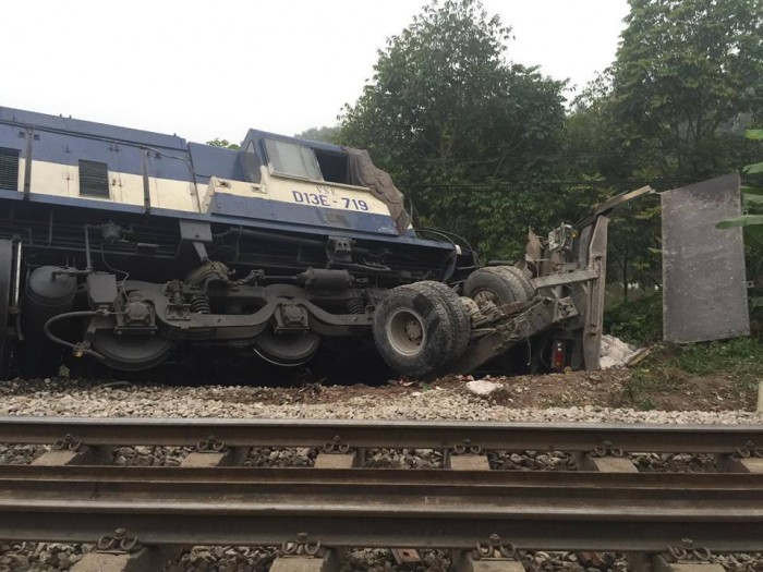 Xe tải băng qua đường sắt bị tàu hỏa tông nát