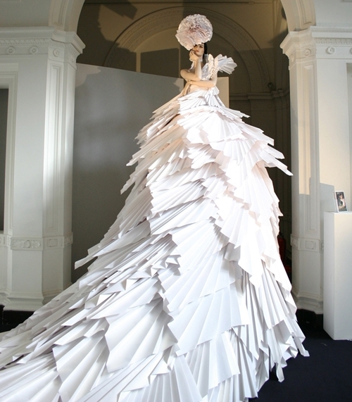 Dàn người đẹp trình diễn trang phục dạ hội từ túi nilon ống hút nhựa