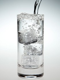 Càng nóng càng không nên uống nước đá