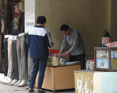 Bán dưa cà cũng có thể mang lại thu nhập khá cho tiểu thương. Ảnh: Xuân Ngọc