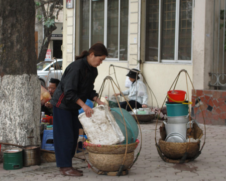 Do bán rong nên nhiều người mất đáng kể số lượng khách quen. Ảnh: Xuân Ngọc