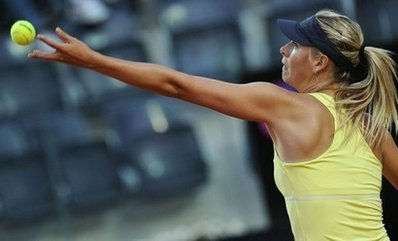 Sharapova tung cú giao bóng tại Italy mở rộng.