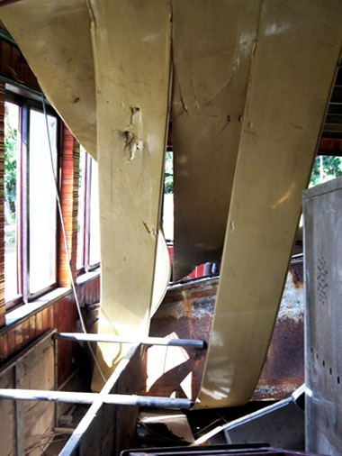 Mái á trần ở tầng 1 bị đổ sập