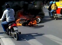 Một chiếc xe máy bình thường không thể tự dưng bốc cháy(?!)