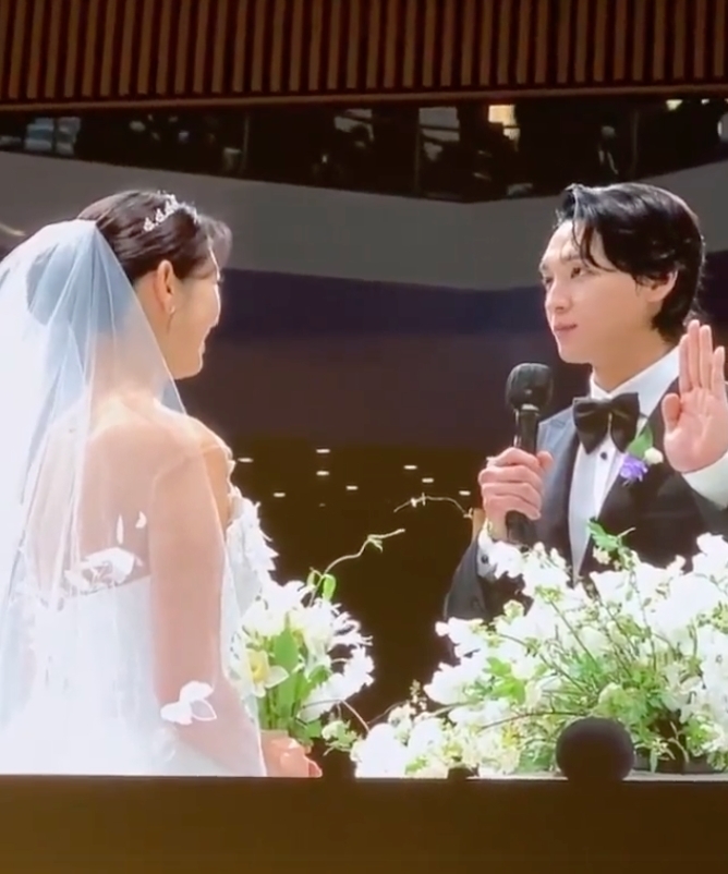 Siêu đám cưới Park Shin Hye: Cô dâu diện váy khủng cùng chú rể thề nguyện  trên lễ đường trắng tinh, quân đoàn khách mời dần lộ diện