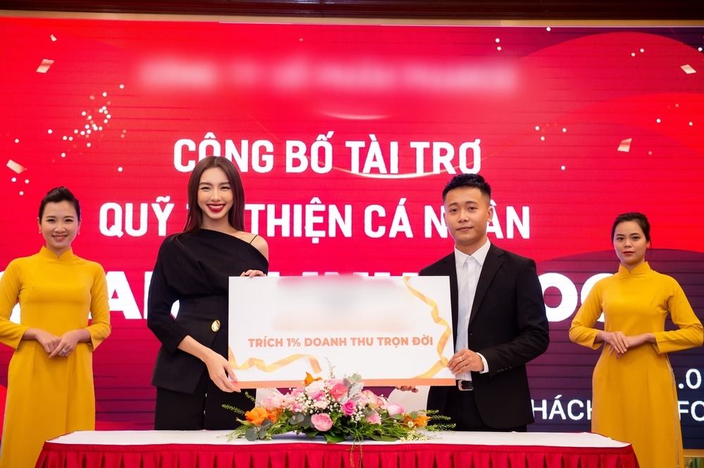 Sao Việt ngày 16/2/2022: Hoa hậu Thùy Tiên xuất hiện bên cạnh Quang Linh Vlog