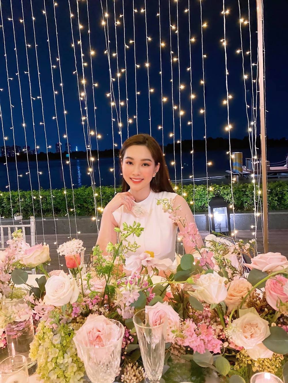 Hoa hậu Đặng Thu Thảo gây sốt với nhan sắc tựa 