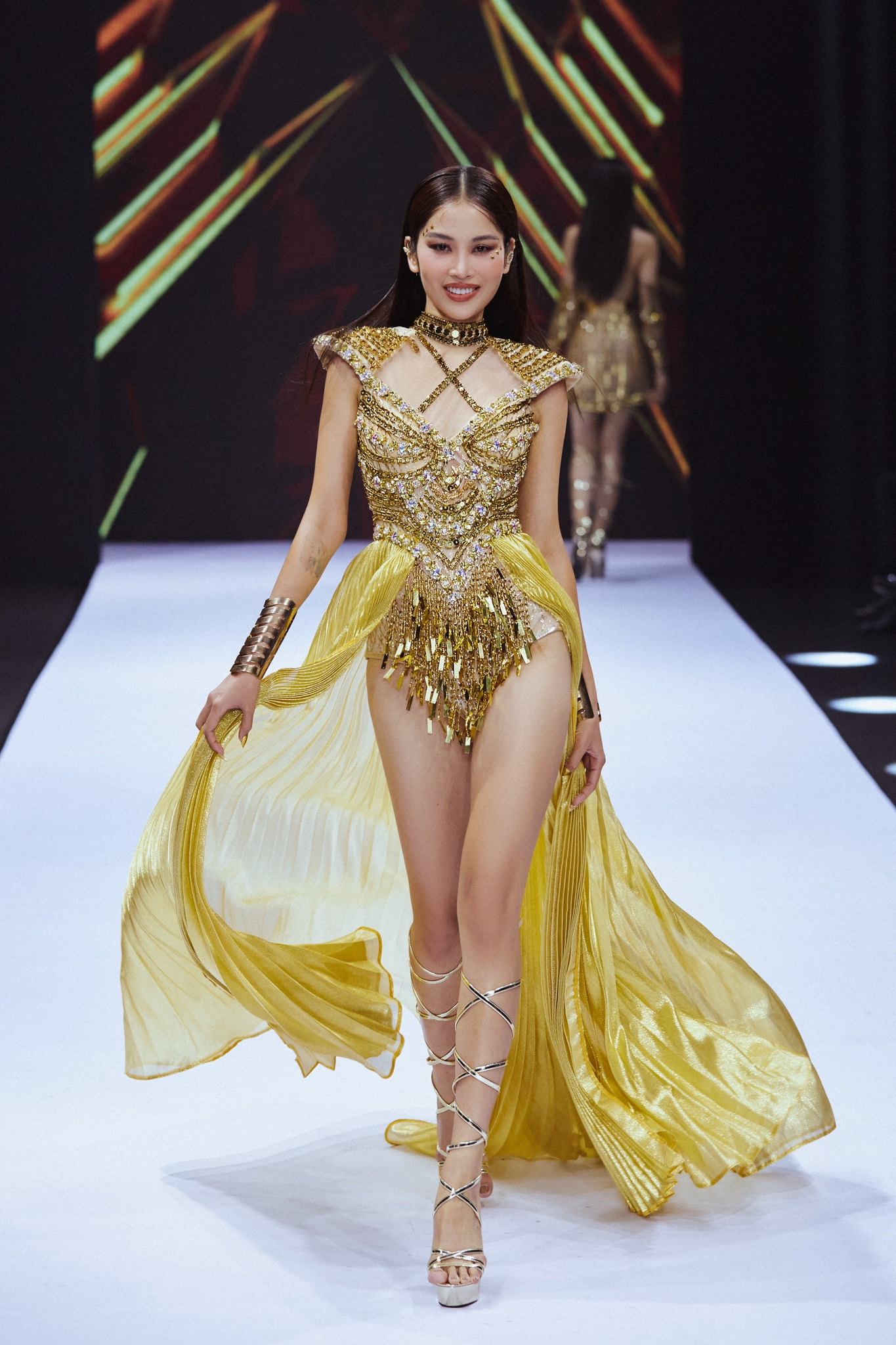 Hoa hậu Khánh Vân lần đầu tiên xuất hiện với vai trò nhà thiết kế