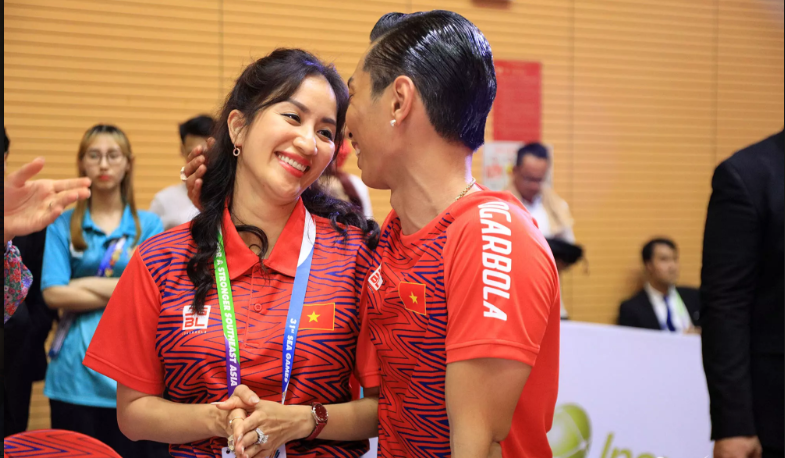 Phan Hiển hạnh phúc bên Khánh Thi sau khi giành kỷ lục cho Việt Nam tại SEA Games 31
