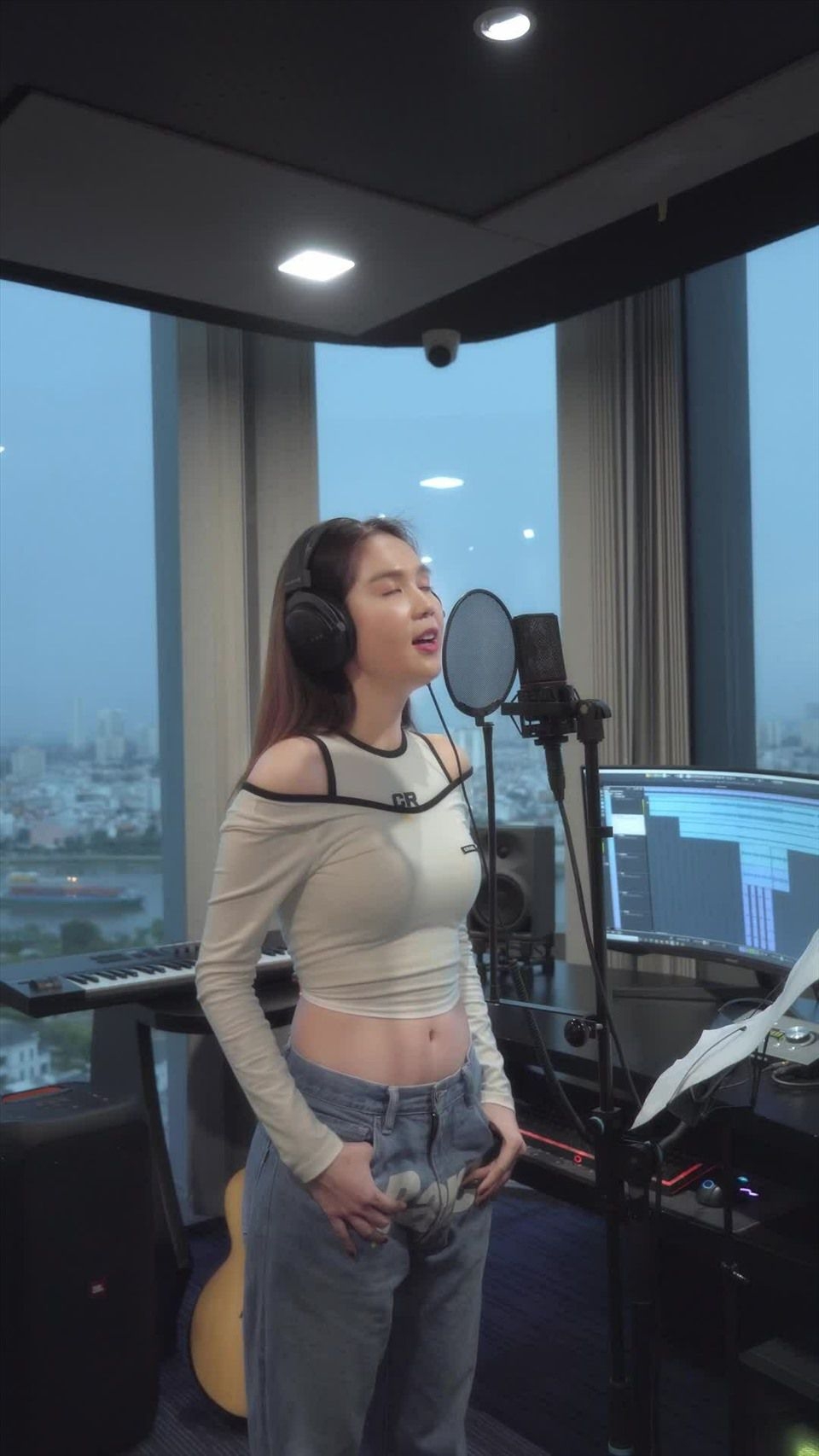 Tin hot giải trí 26/6: Ngọc Trinh lấn sân sang làm ca sĩ, MV đầu tay nhận cả rổ 