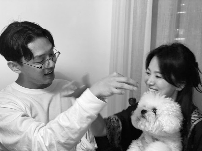 Đăng ảnh tình tứ bên Yoo Ah In, Song Hye Kyo khiến dân tình đặt nhiều nghi vấn