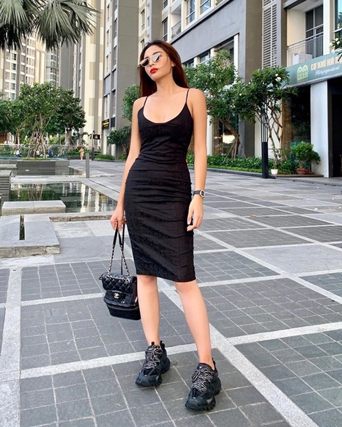 Tin hot giải trí ngày 25/7: Fashionista Salim diện outfit đen cá tính