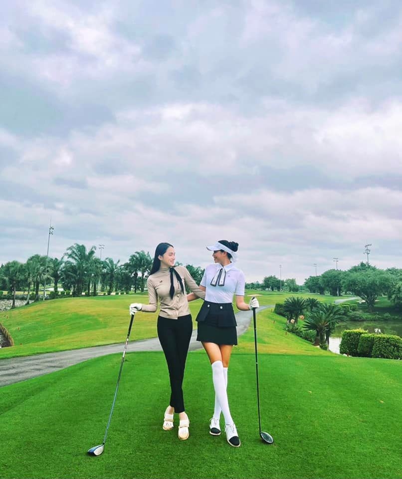 Sao Việt hôm nay 13/7: Hương Giang - Phạm Hương gặp gỡ thân mật tại sân golf