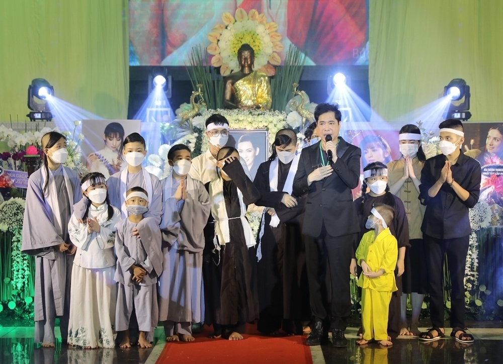 Sao Việt ngày 16/11: Ngọc Sơn tặng 500 triệu cho 23 con nuôi Phi Nhung