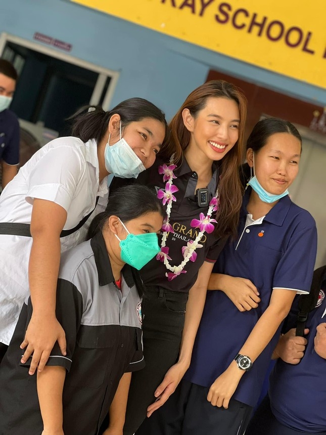 Nguyễn Thúc Thùy Tiên làm thiện nguyện tại Thái Lan