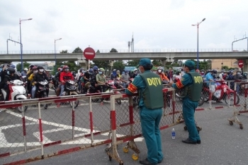 Tin tức Covid-19 ngày 15/8: Người dân đổ xô về quê bằng xe máy được vận động ở lại TP HCM