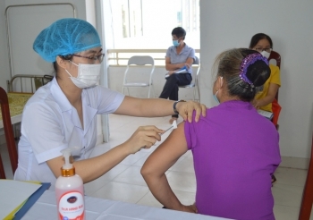 Tiêm thử nghiệm giai đoạn 2 vắc xin Covivac cho 80 tình nguyện viên tại Thái Bình