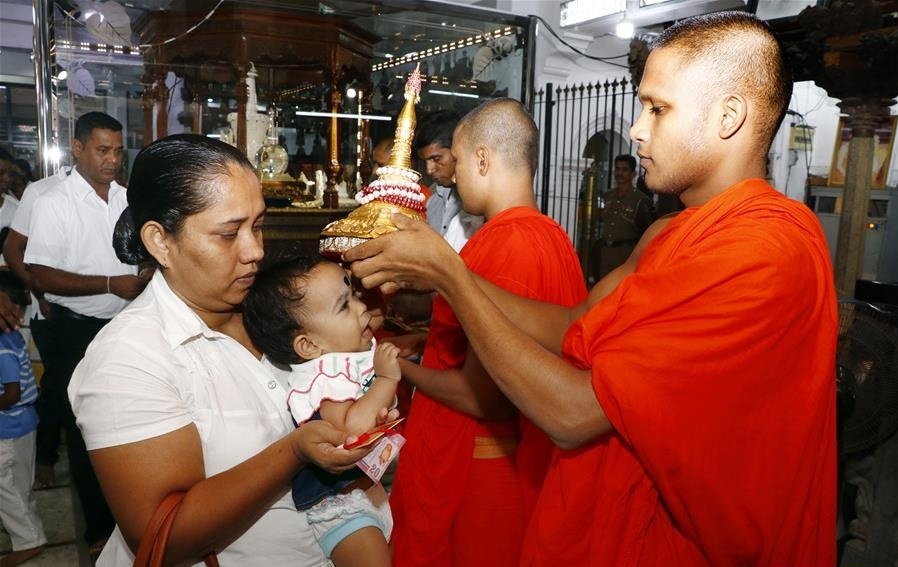 phat tu den chua gangarama o sri lanka cau may cho nam moi