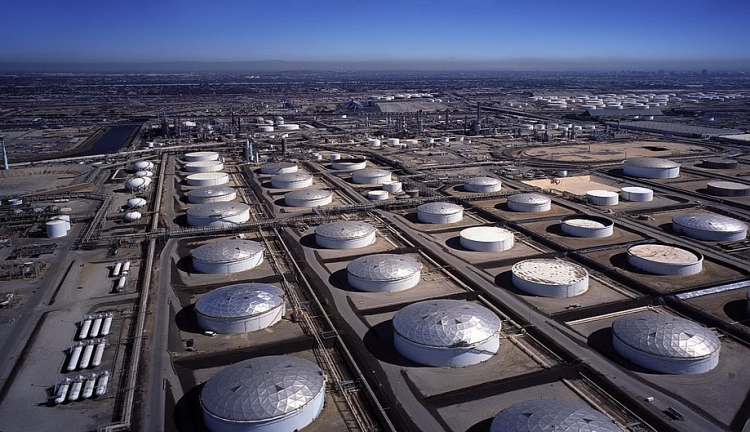 Dự trữ dầu thô của Mỹ giảm trong khi dự trữ xăng dầu tăng vọt
