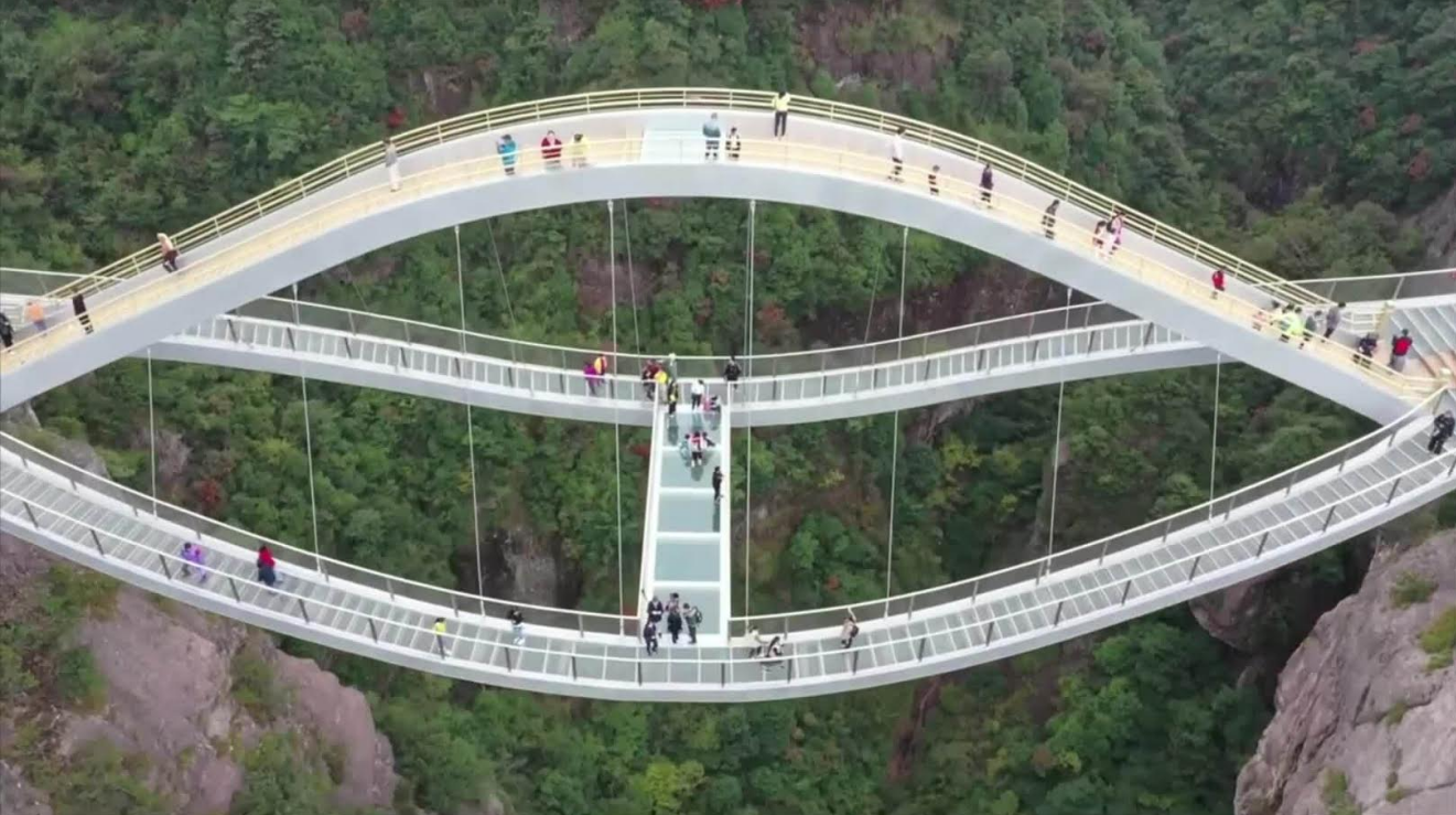 Cây cầu “vương trượng” của Trung Quốc trở thành điểm thu hút khách du lịch