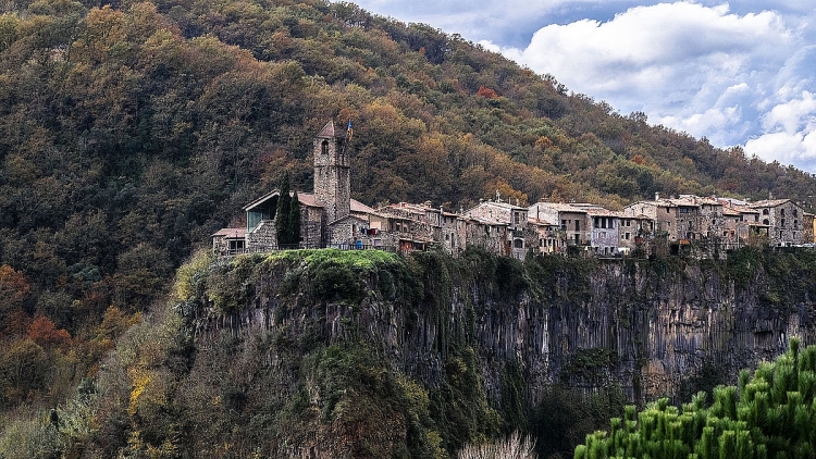 Castellfollit de la Roca – Ngôi làng cheo leo trên vách đá