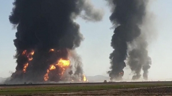 Hàng trăm tàu chở dầu bốc cháy tại cửa khẩu thương mại lớn nhất của Afghanistan với Iran