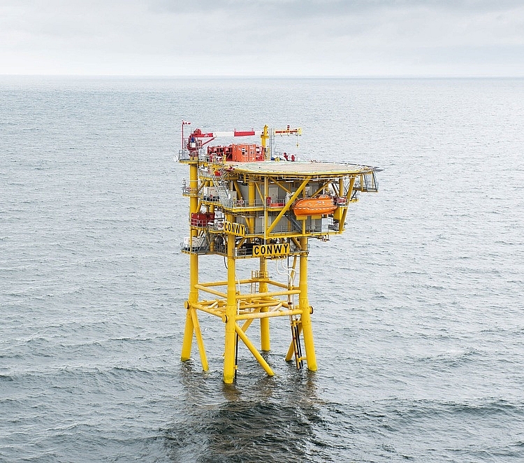 Hàng trăm thùng dầu tràn ra biển ngoài khơi Vương quốc Anh