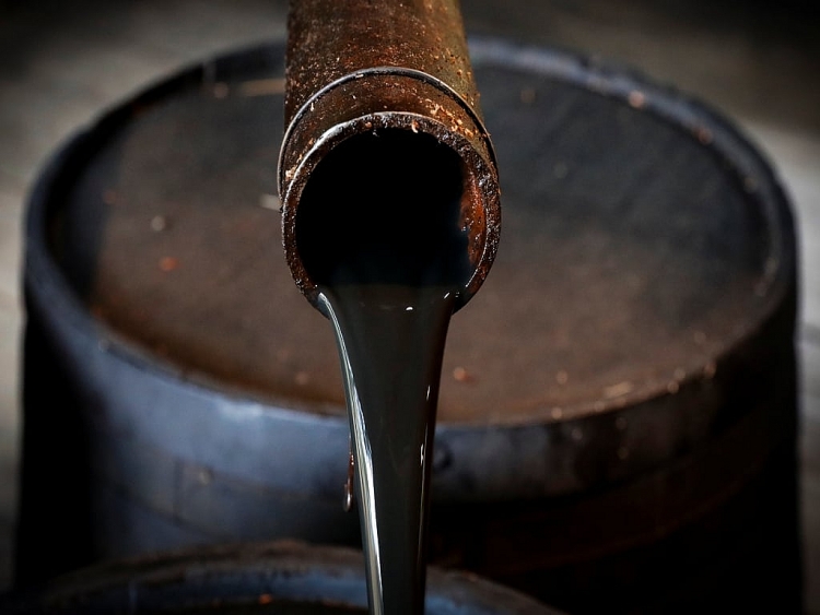 Lệnh cấm SWIFT đối với Nga có thể khiến giá dầu tăng lên mức 110 USD /thùng