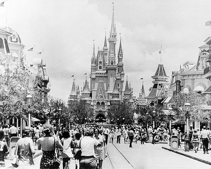 Sự thay đổi của lâu đài Cinderella của Disney World qua các năm