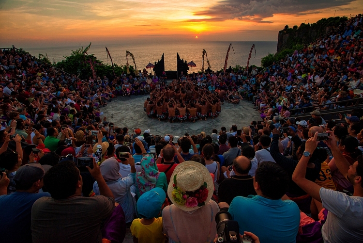Mặc dù đang “thèm khát” khách du lịch, song Bali vẫn có những biện pháp cứng rắn đối với những du khách thiếu ý thức