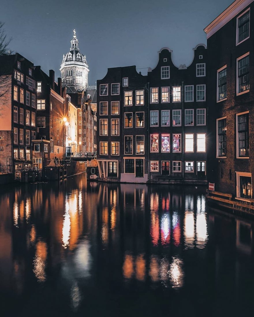 Đường phố Amsterdam khi lên đèn