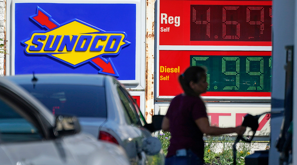 Giá xăng tại Mỹ giảm xuống dưới 4,50 USD/gallon