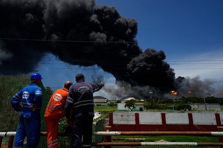 Cháy kho chứa dầu ở Cuba