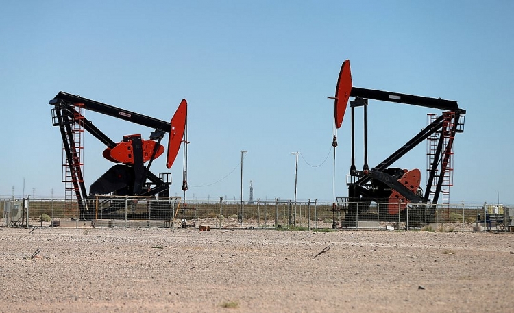 Giá dầu trượt dốc do lạm phát tăng cao hơn
