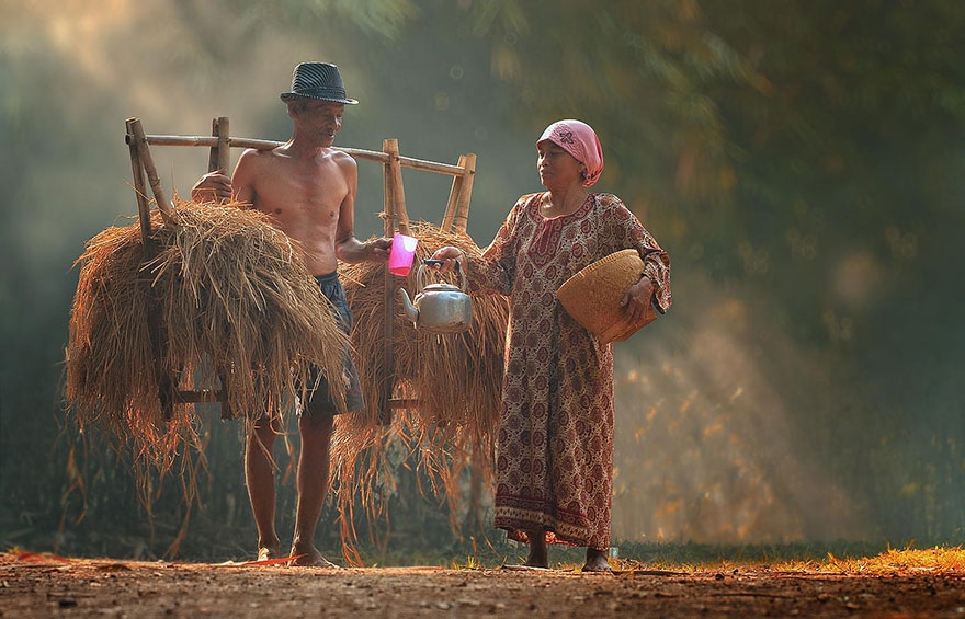 su moc mac gian di nguoi dan o ngoi lang indonesia qua nhung buc anh cua nguoi phuong tay