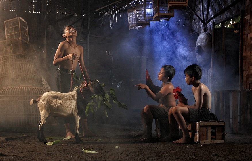 su moc mac gian di nguoi dan o ngoi lang indonesia qua nhung buc anh cua nguoi phuong tay