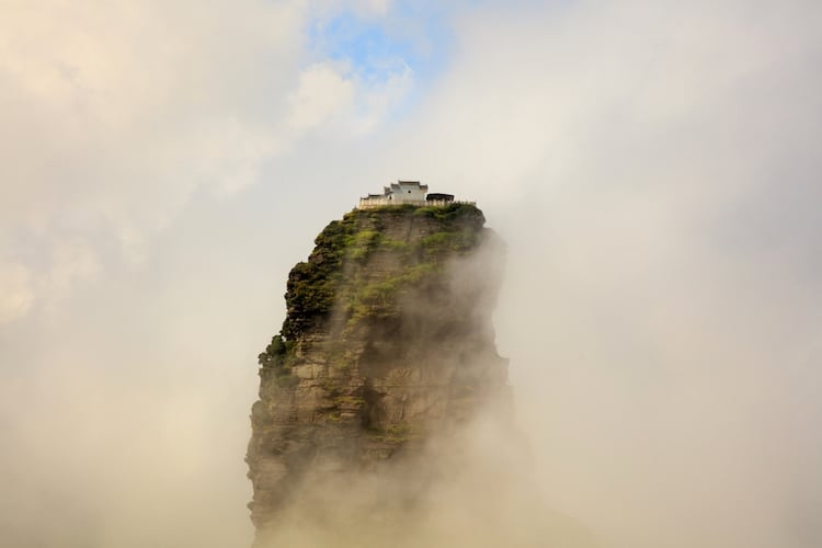 Khám phá hai ngôi chùa Phật giáo tọa lạc trên đỉnh núi cao hơn 2.286m ở Trung Quốc