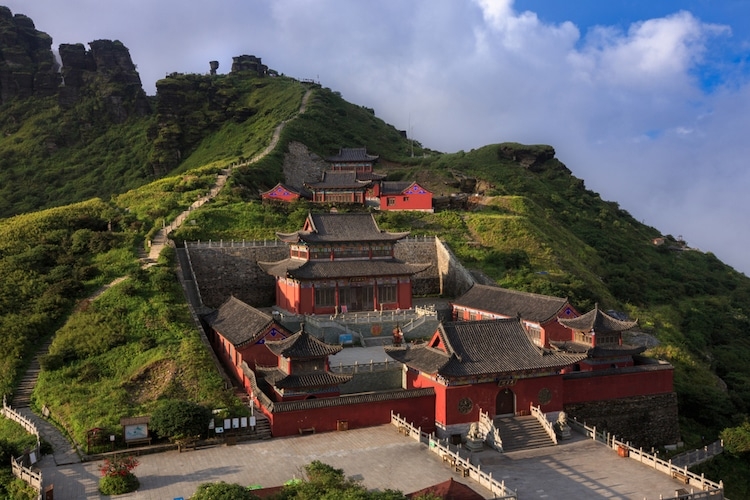 Khám phá hai ngôi chùa Phật giáo tọa lạc trên đỉnh núi cao hơn 2.286m ở Trung Quốc