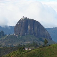 Lý giải chữ cái trên tảng đá cao 2.135 m thu hút khách du lịch tại Colombia