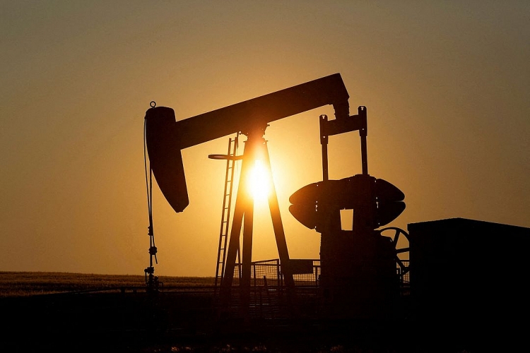 Giá dầu tăng hơn 1 USD trước cuộc họp của OPEC+