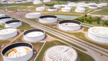 Giá dầu tăng vọt do lo ngại về nguồn cung thắt chặt